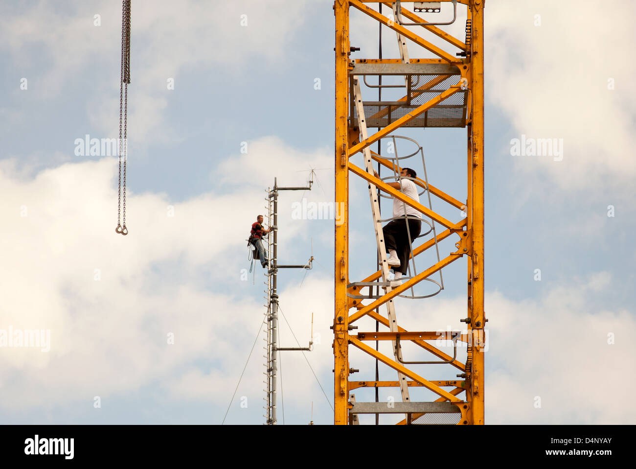 Berlino, Germania, un operatore della gru e un meccanico ad una vertiginosa altezza Foto Stock