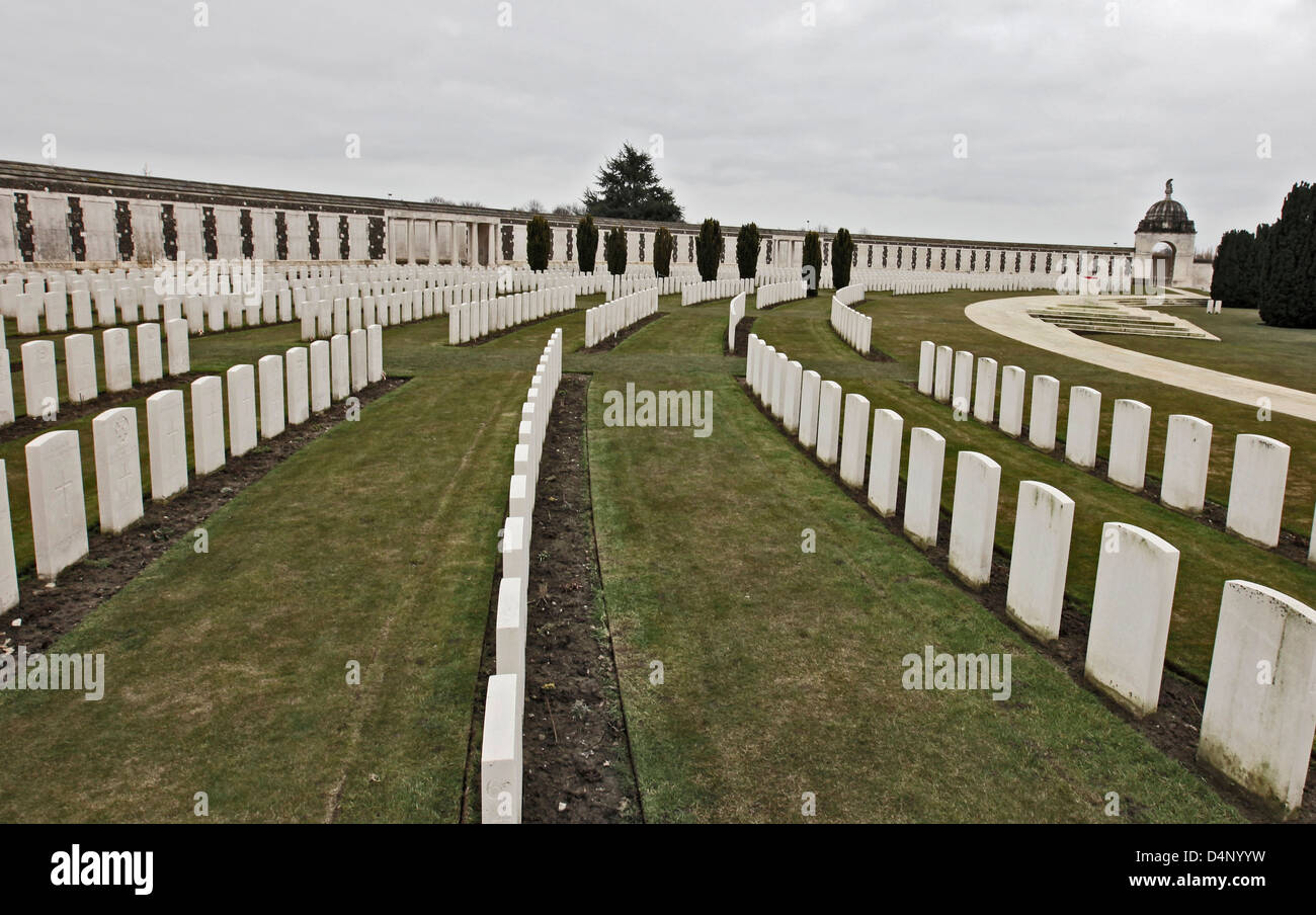 Tyne cot cimitero, Passchendaele, terreno di sepoltura per i morti della Prima Guerra Mondiale in Ypres Salient sul fronte occidentale Foto Stock