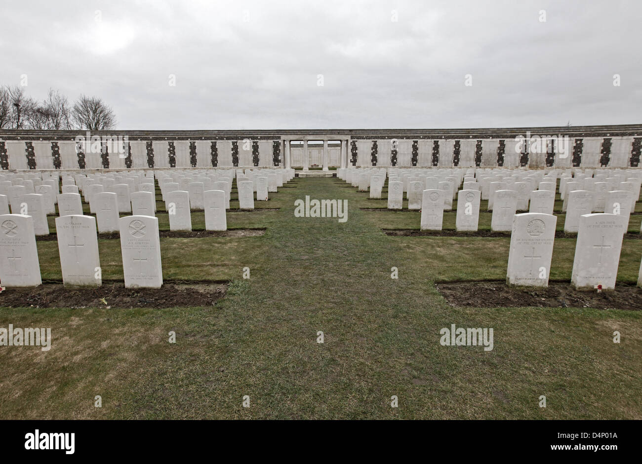 Tyne cot cimitero, Passchendaele, terreno di sepoltura per i morti della Prima Guerra Mondiale in Ypres Salient sul fronte occidentale Foto Stock