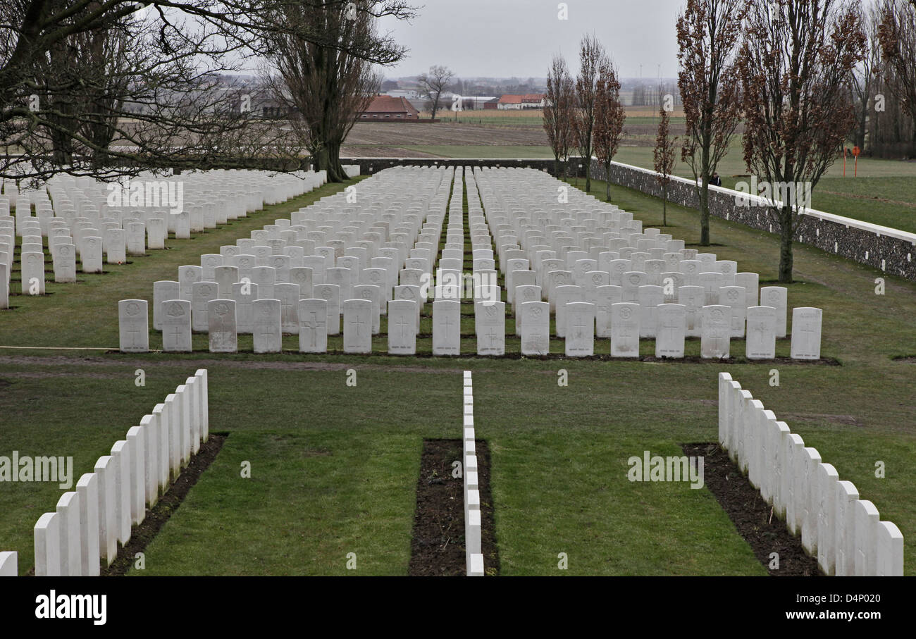 Tyne cot cimitero, Passchendaele, terreno di sepoltura per i morti della Prima Guerra Mondiale in Ypres Salient sul fronte occidentale Foto Stock