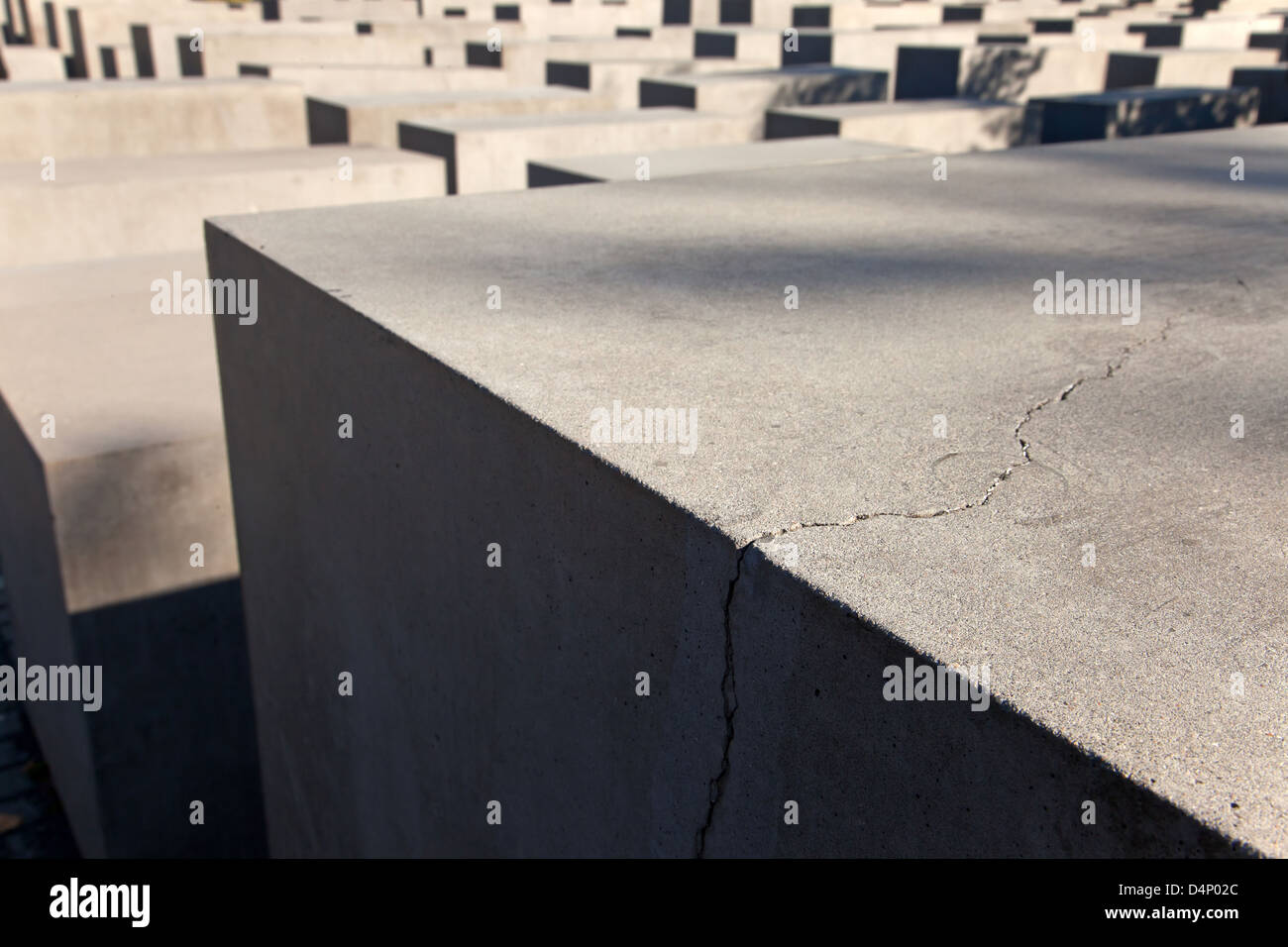 Berlino, Germania, crepe nel calcestruzzo Pilastri del Memoriale dell Olocausto Foto Stock