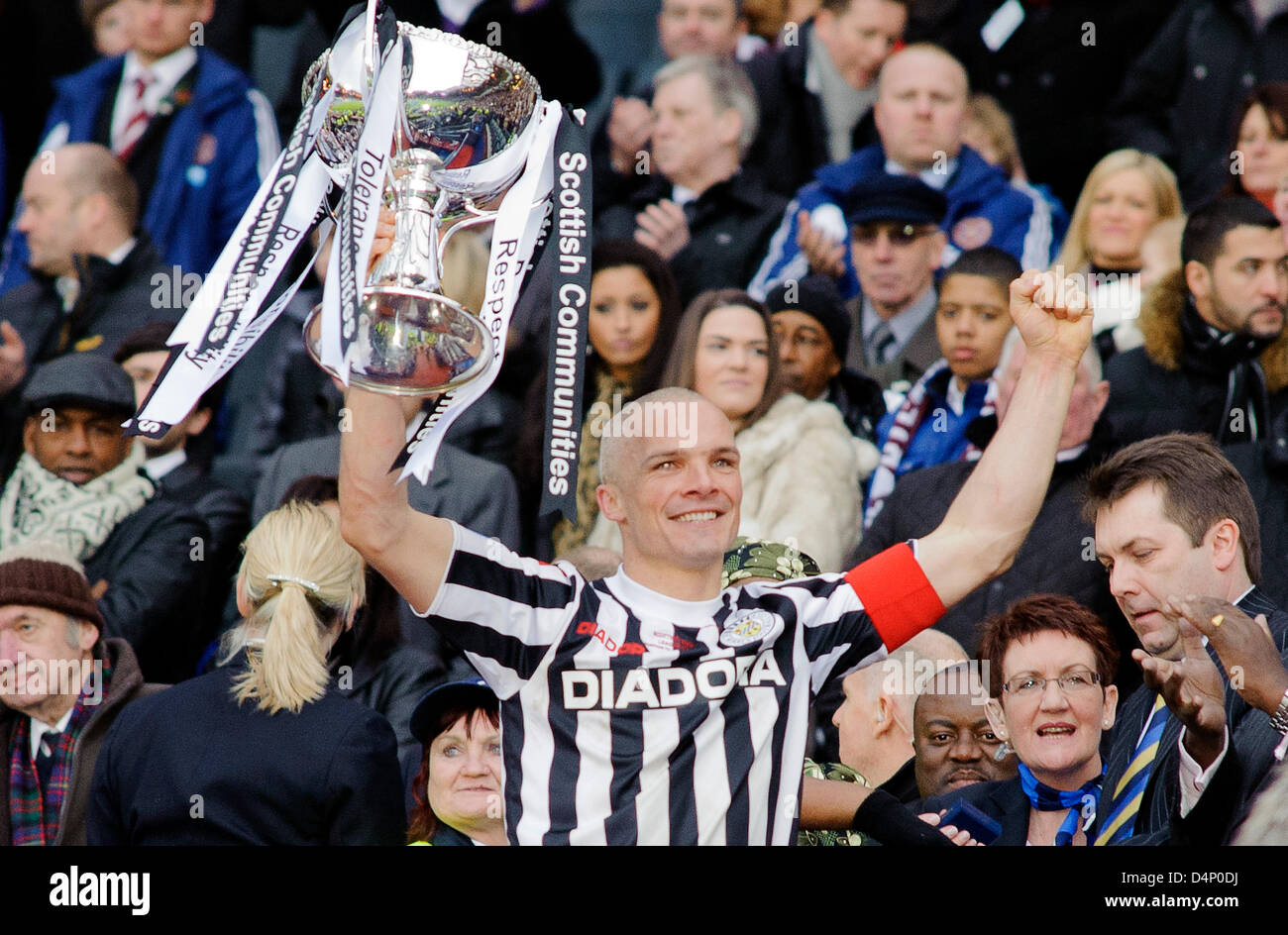 Glasgow, Regno Unito. Il 17 marzo 2013. Jim Goodwin alza la coppa, Scottish europee finale di League Cup, St Mirren V Cuori, Hampden Park Stadium. Credit Colin Lunn/Alamy Live News Foto Stock