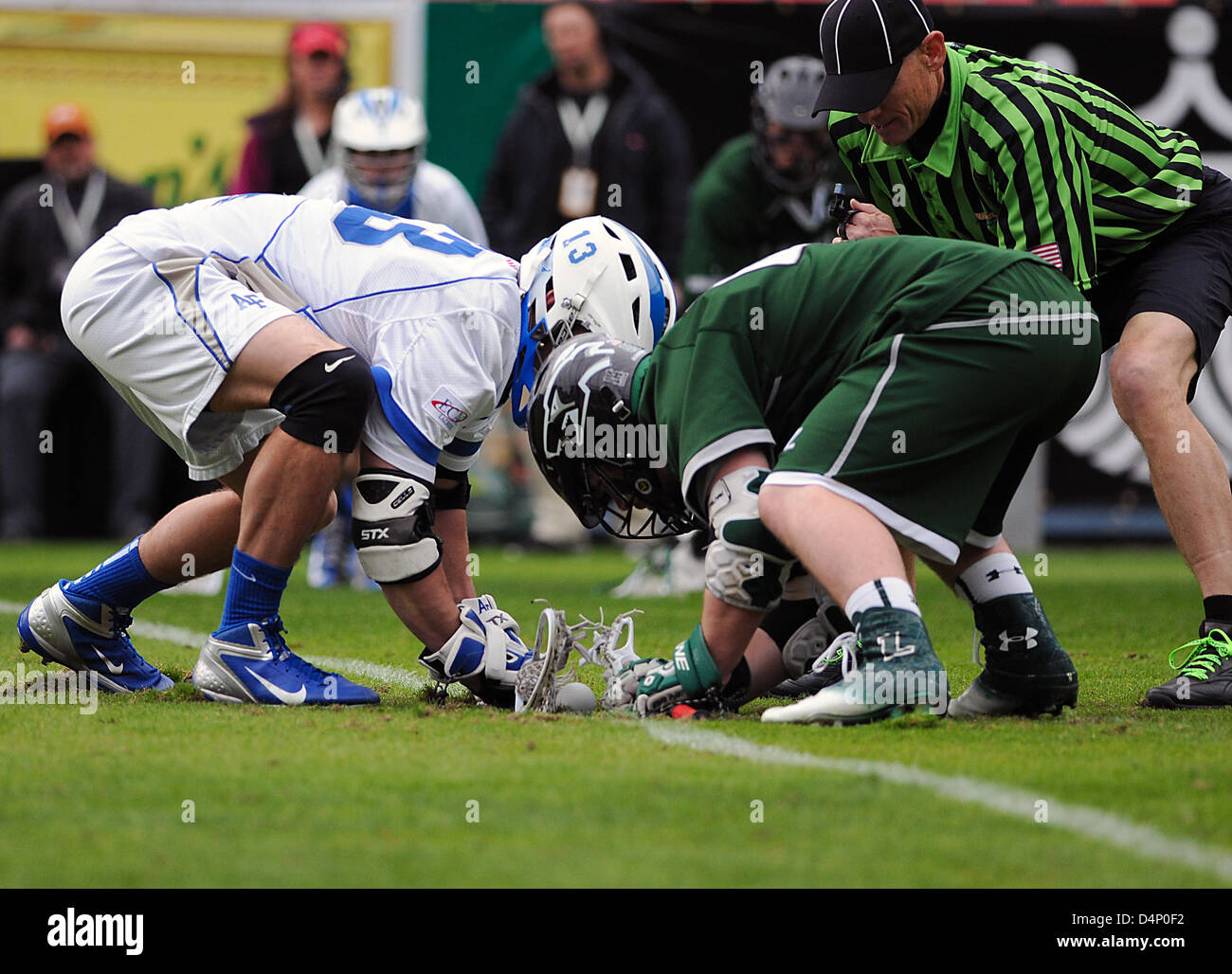 Marzo 16, 2013: Face-off azione tra la Loyola University levrieri e la Air Force Academy falchi durante il Whitman il campionatore Mile High Classic, autorità sportive Field at Mile High, Denver, Colorado. Loyola sconfitto Air Force 13-7. Foto Stock