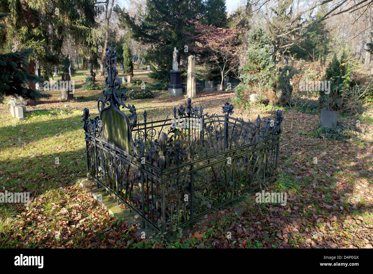 Berlino, Germania, ricoperta di tombe nel cimitero di Suedstern Foto Stock