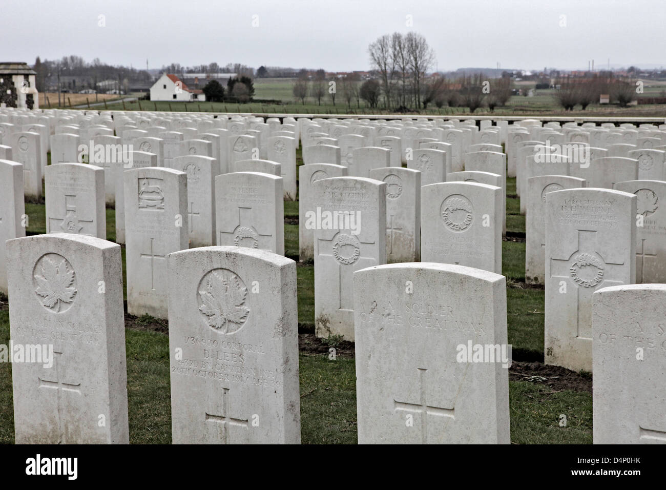 Tyne cot cimitero, Passchendaele, terreno di sepoltura per i morti della Prima Guerra Mondiale in Ypres Salient sul fronte occidentale Foto Stock