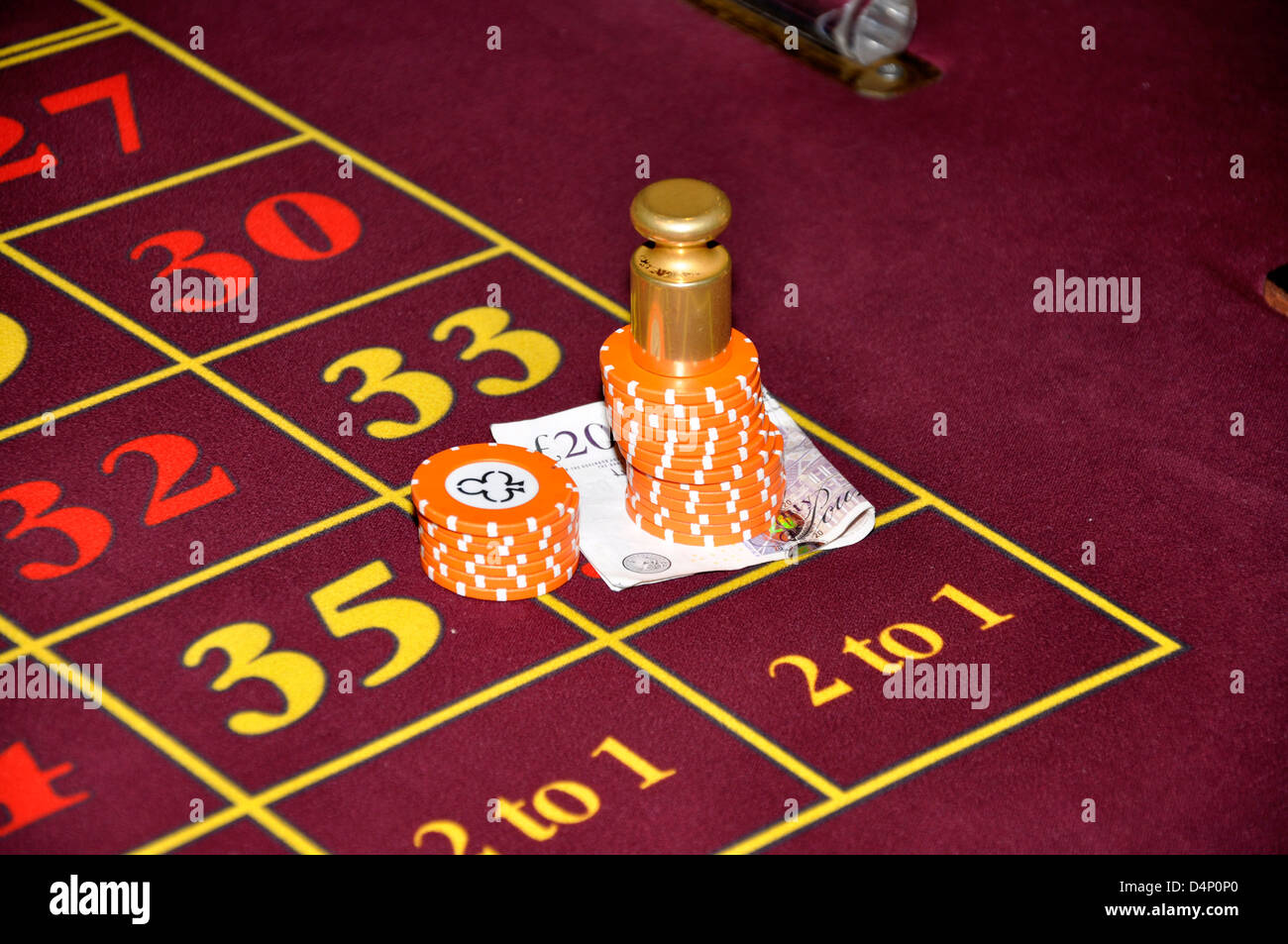 Casino Di Scommessa di denaro di venti libbre fiches del casinò roulette arancione Foto Stock