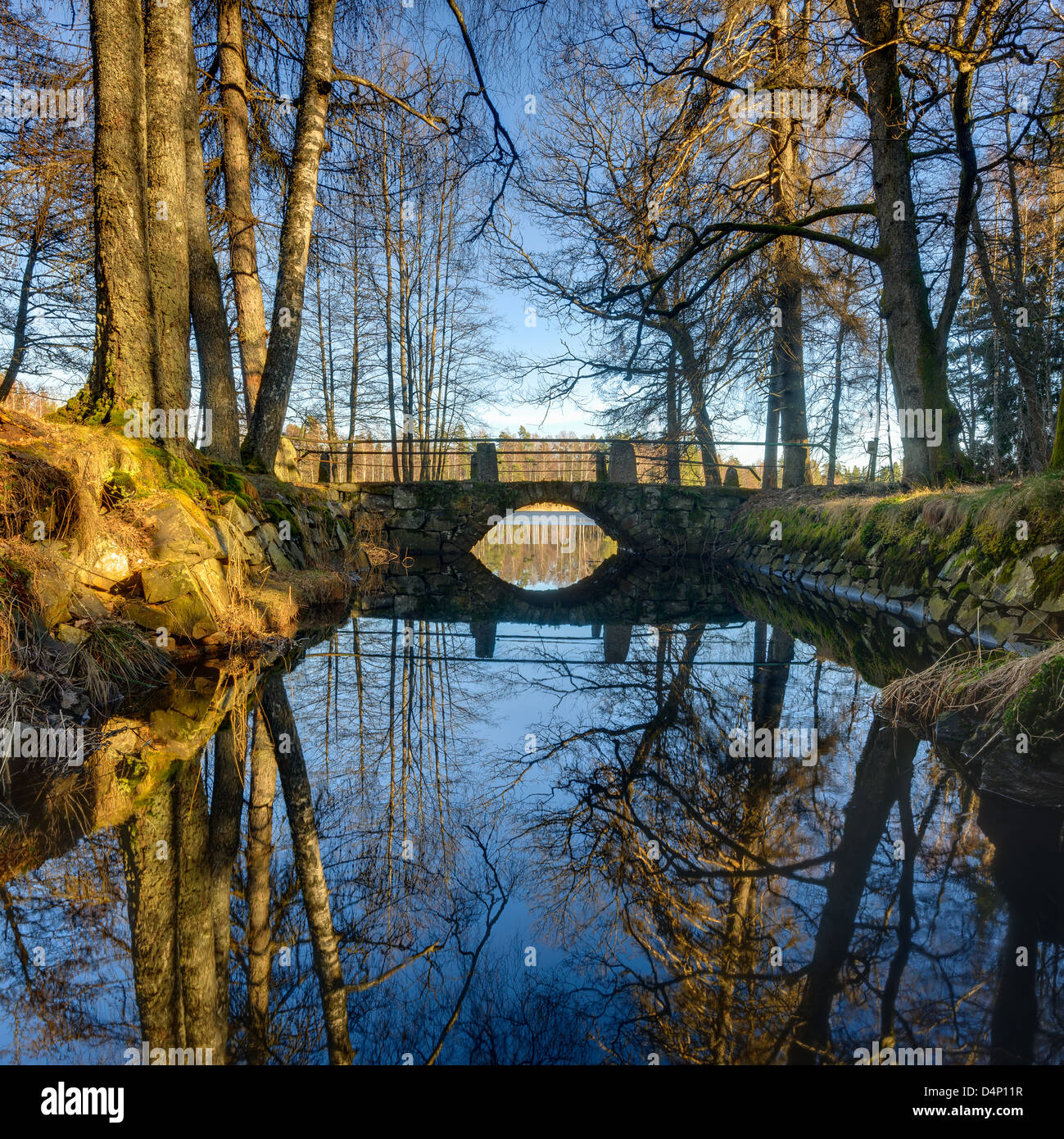 Ponte sul fiume calmo, Hunneberg, Svezia, Europa Foto Stock