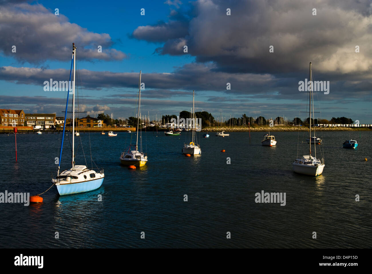 Yacht al di ancoraggio a Peschici harbour south coast uk nel tardo pomeriggio di sole invernale Foto Stock