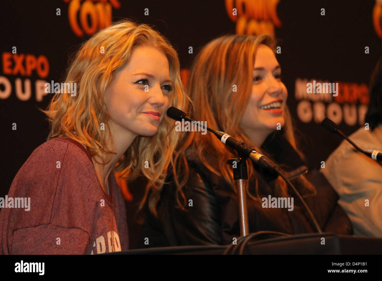 Birmingham, Regno Unito. Il 17 marzo 2013. Hannah Spearritt, star delle serie televisive di successo primordiale, prende le domande provenienti da ventilatori a Birmingham MCM Expo. Foto Stock