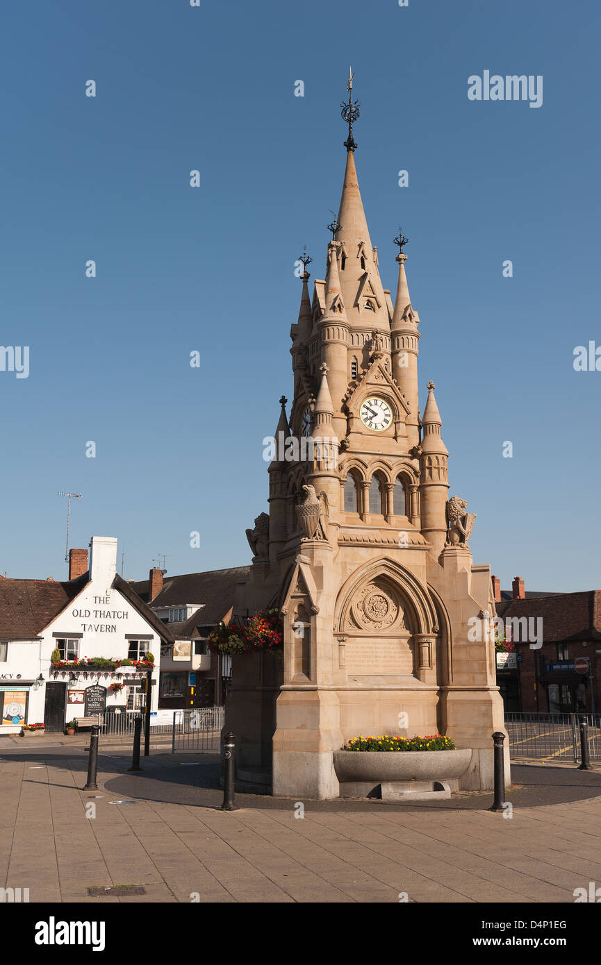 La American Fontana monumento di clock nel centro di Stratford upon Avon sulla piazza del mercato di collegamento con gli Stati Uniti la mattina presto in estate Foto Stock