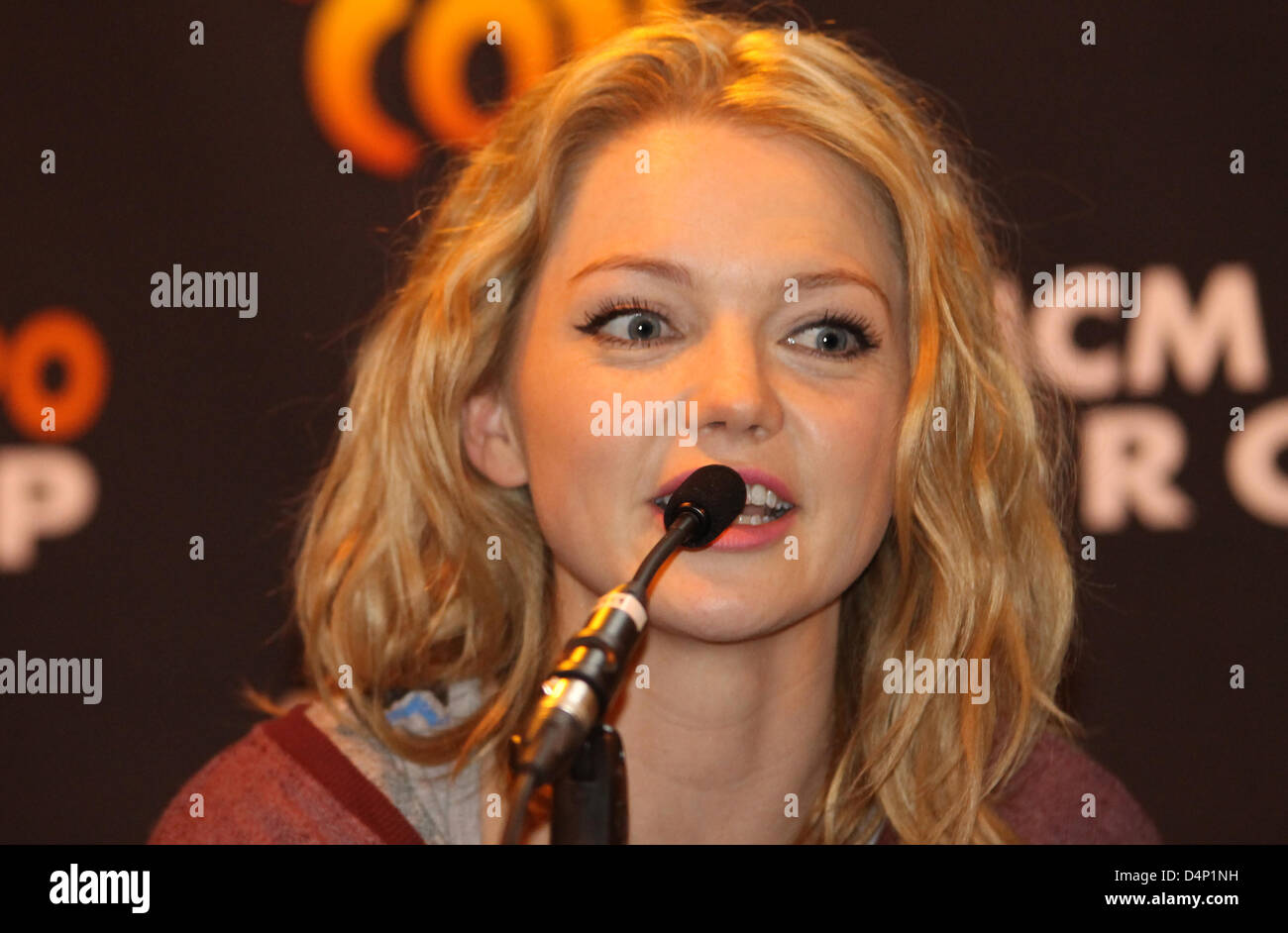 Birmingham, Regno Unito. Il 17 marzo 2013. Hannah Spearritt, star delle serie televisive di successo primordiale, prende le domande provenienti da ventilatori a Birmingham MCM Expo. Foto Stock