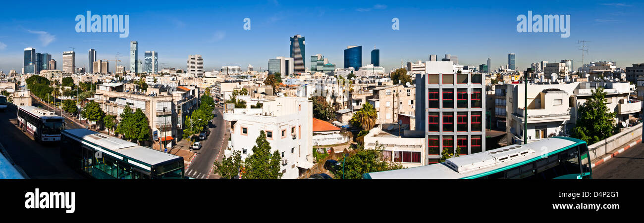 Tel Aviv, visto dall'alto,la stazione di bus,nell'midle della città contrasto tra torri e palazzi poveri Foto Stock
