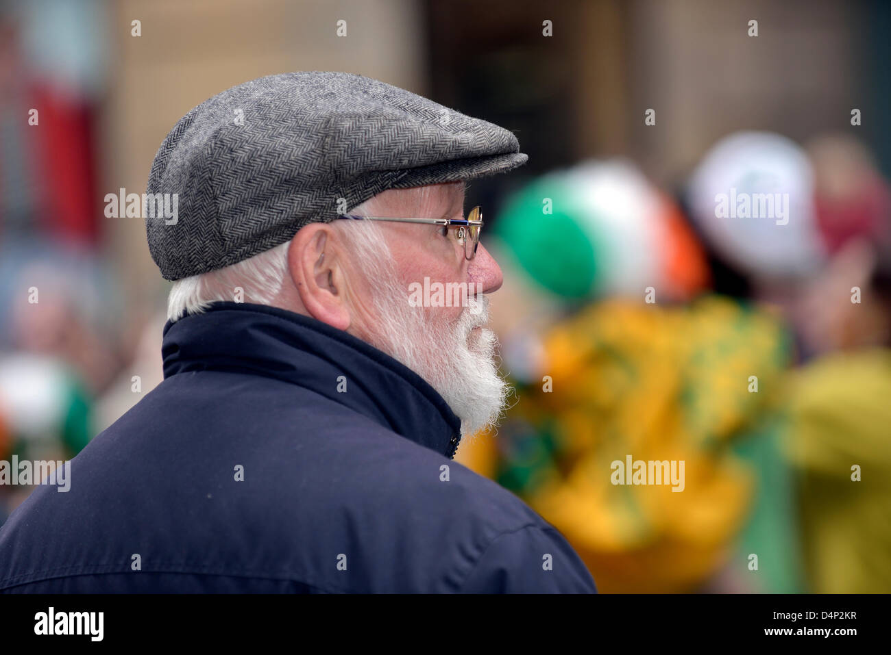 Manchester, Regno Unito. Domenica 17 Marzo 2013. Un anziano uomo orologi galleggianti passare come migliaia di giro per guardare il il giorno di San Patrizio processo parata attraverso il centro della citta'. La parata iniziato dalla Irish Heritage Center a Cheetham Hill, North Manchester ed elaborati per il centro città passando per il Municipio di Albert Square. Molti con collegamenti irlandesi erano nel tradizionale costume irlandese. Manchester, Regno Unito Foto Stock