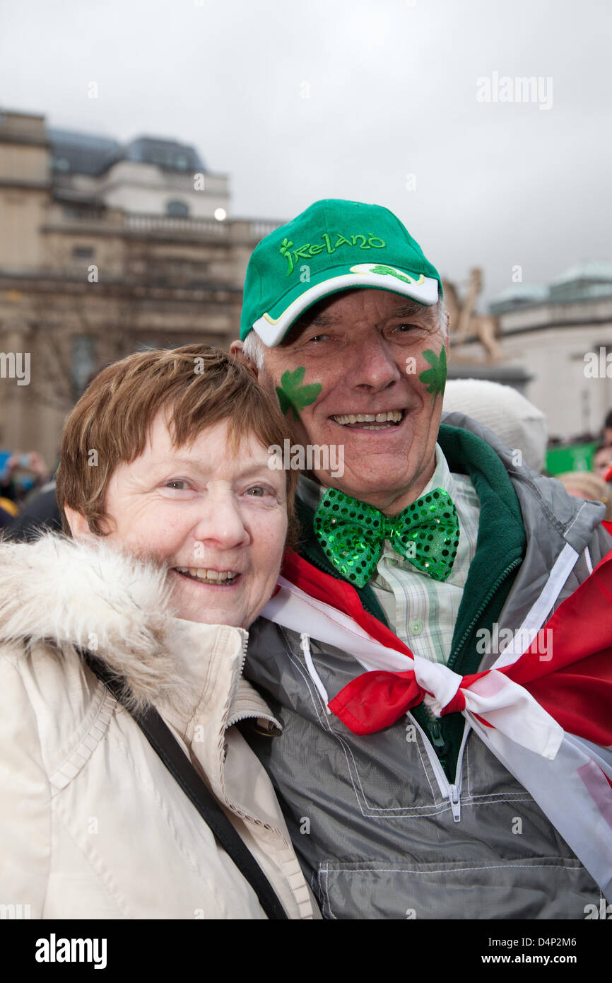 Londra, Regno Unito. Il 17 marzo 2013 il giorno di San Patrizio celebrazioni a Londra portare centinaia di persone a Trafalgar Square. I festaioli sono stati trattati per la musica dal vivo, balli, stand gastronomici e la commedia. Foto Stock