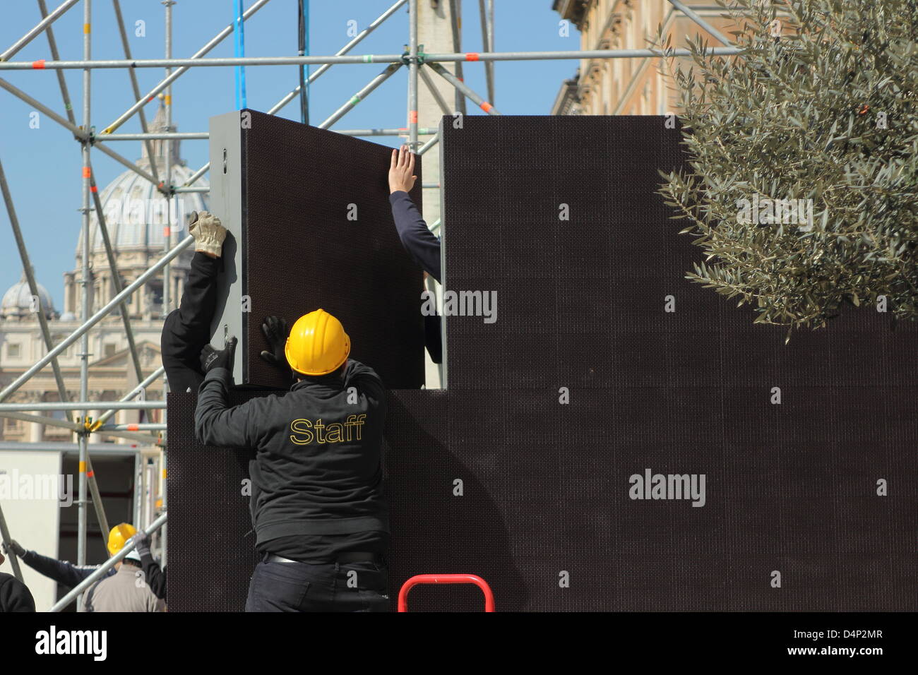 Roma, 16/03/2013 - Preparazione di piazza San Pietro e via della conciliazione per l'installazione ceremoni del Papa Francesco I Foto Stock
