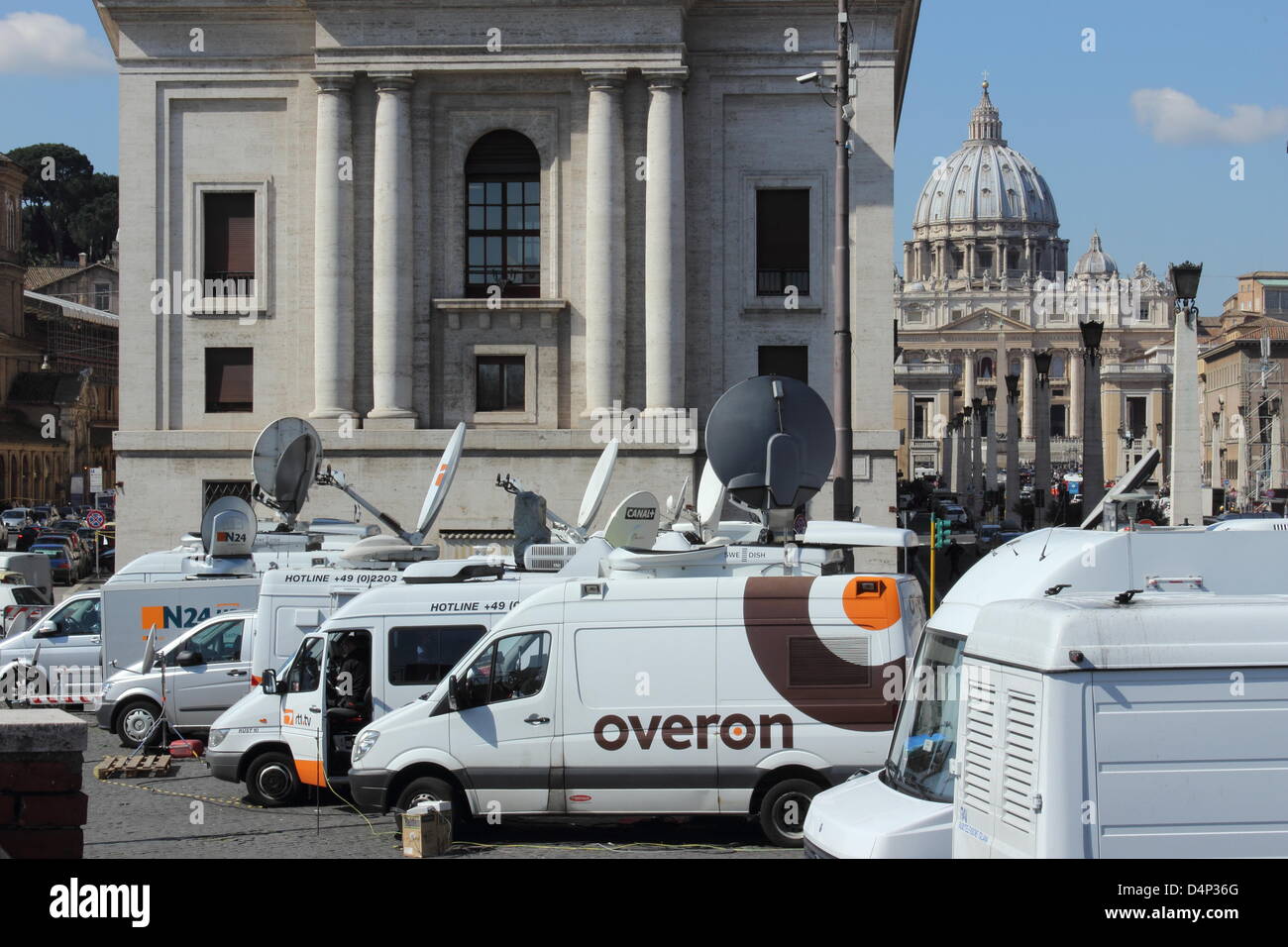 Roma, 16/03/2013 - Preparazione di piazza San Pietro e via della conciliazione per la cerimonia di insediamento del Papa Francesco I Foto Stock