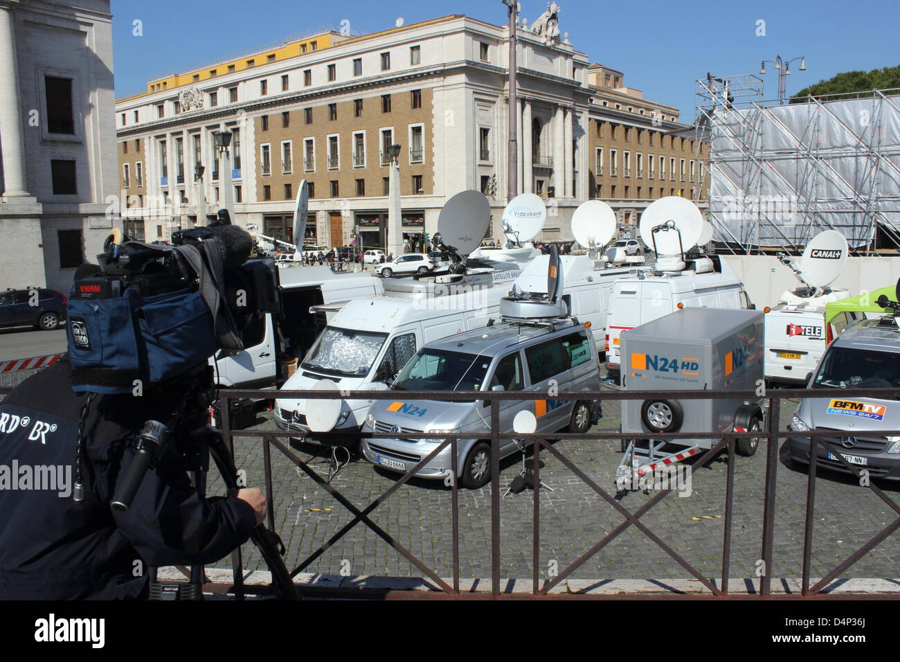 Roma, 16/03/2013 - Preparazione di piazza San Pietro e via della conciliazione per la cerimonia di insediamento del Papa Francesco I Foto Stock