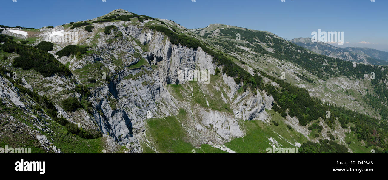 Paesaggio di montagne Retezat (parco nazionale), visto da lontano Foto Stock