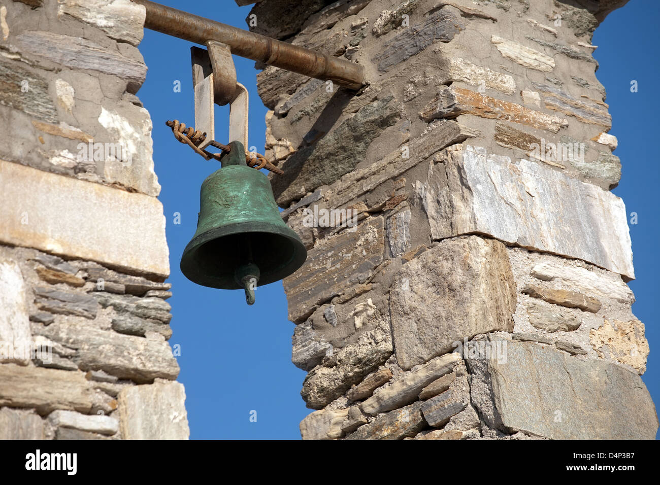 Campanile della chiesa sul cielo blu sullo sfondo Foto Stock