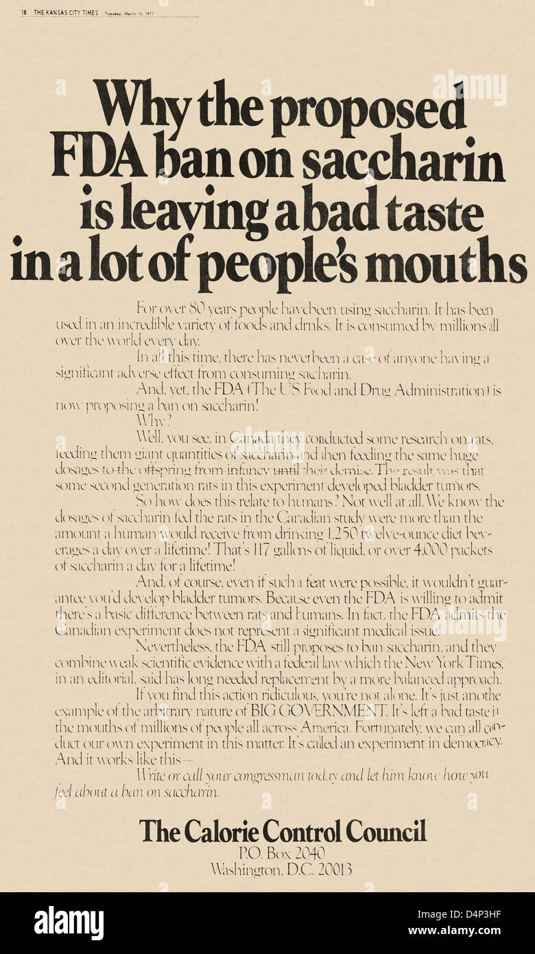 La FDA ha pubblicato un annuncio riguardante la saccarina, un dolcificante artificiale, nel 1977. Studi sui ratti hanno collegato la saccarina al cancro della vescica, portando a preoccupazioni alimentari. Tuttavia, la FDA in seguito ha invertito la sua posizione sul rischio di cancro della saccarina, citando prove insufficienti negli esseri umani. La saccarina continua ad essere utilizzata nei cibi dietetici nonostante la controversia. Foto Stock