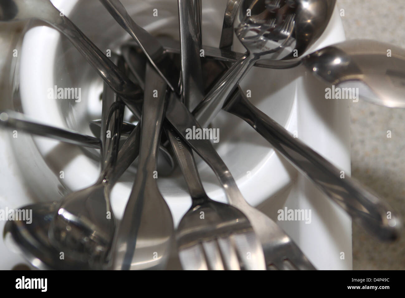 Posate essiccamento in rack in plastica Foto Stock