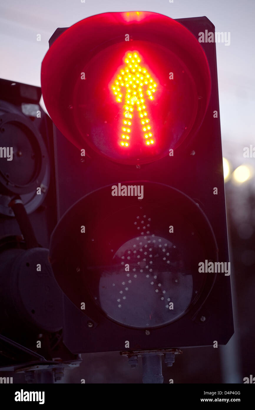 Luce segnale rosso con silhouette permanente è su Foto Stock