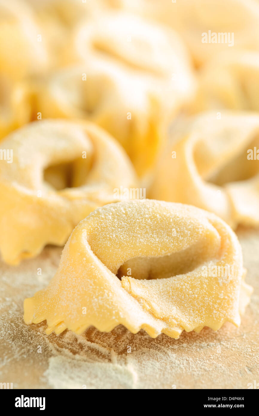 FreshTortelloni (tortellini freschi spolverata di farina) Foto Stock