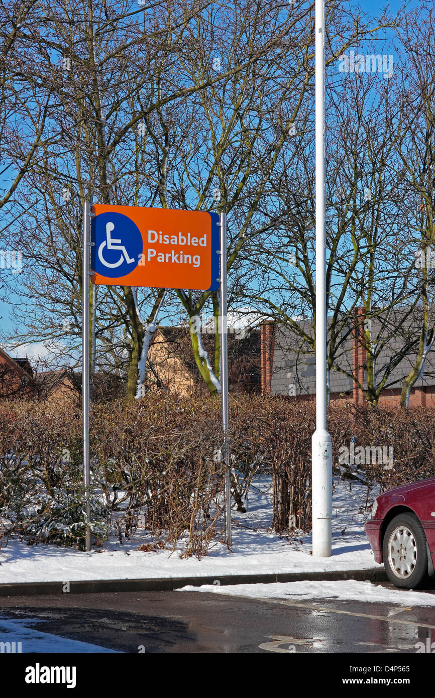 Parcheggio Disabili firmare in un supermercato parcheggio auto Foto Stock