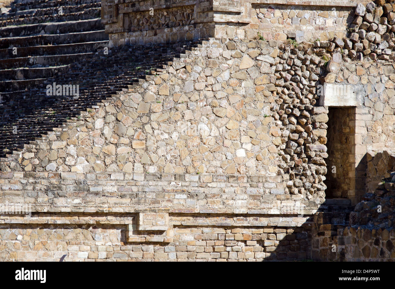 Il lato ovest della scalinata monumentale a sud la Piattaforma a Monte Alban, un zapoteco rovina a Oaxaca, Messico. Foto Stock