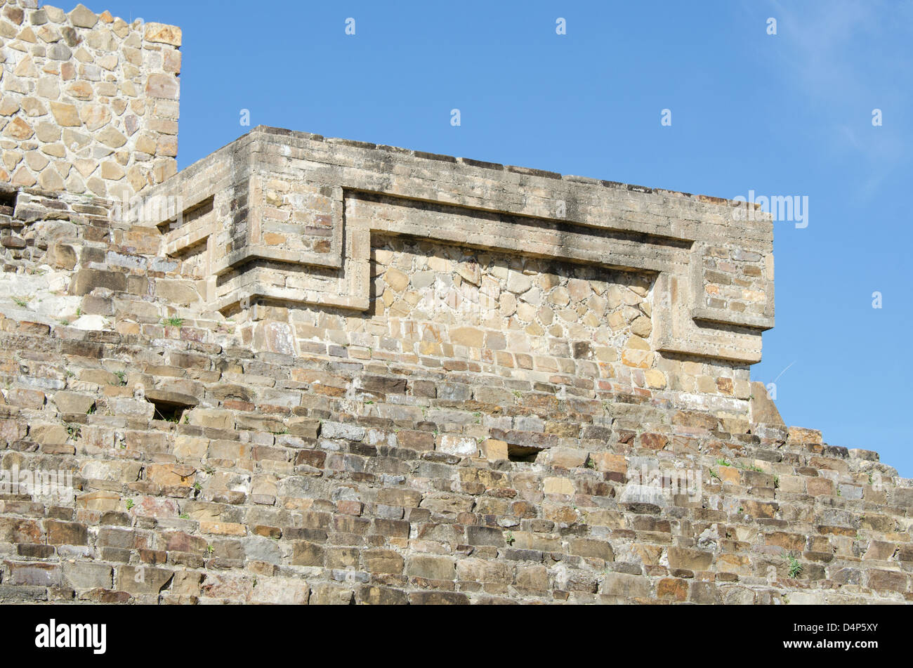 Dettagli architettonici sulla costruzione di H a Monte Alban, Oaxaca, Messico. Foto Stock