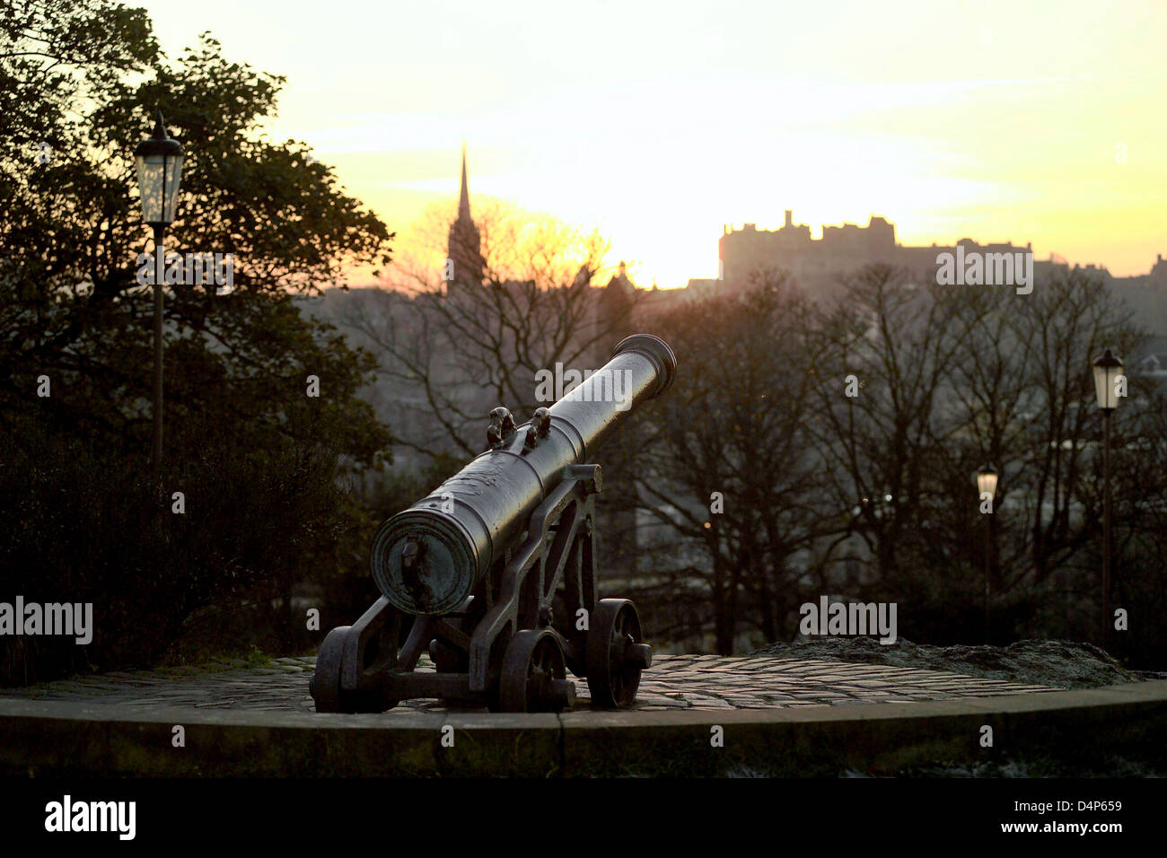 Calton Hill con il cannone al tramonto guardando al castello Foto Stock