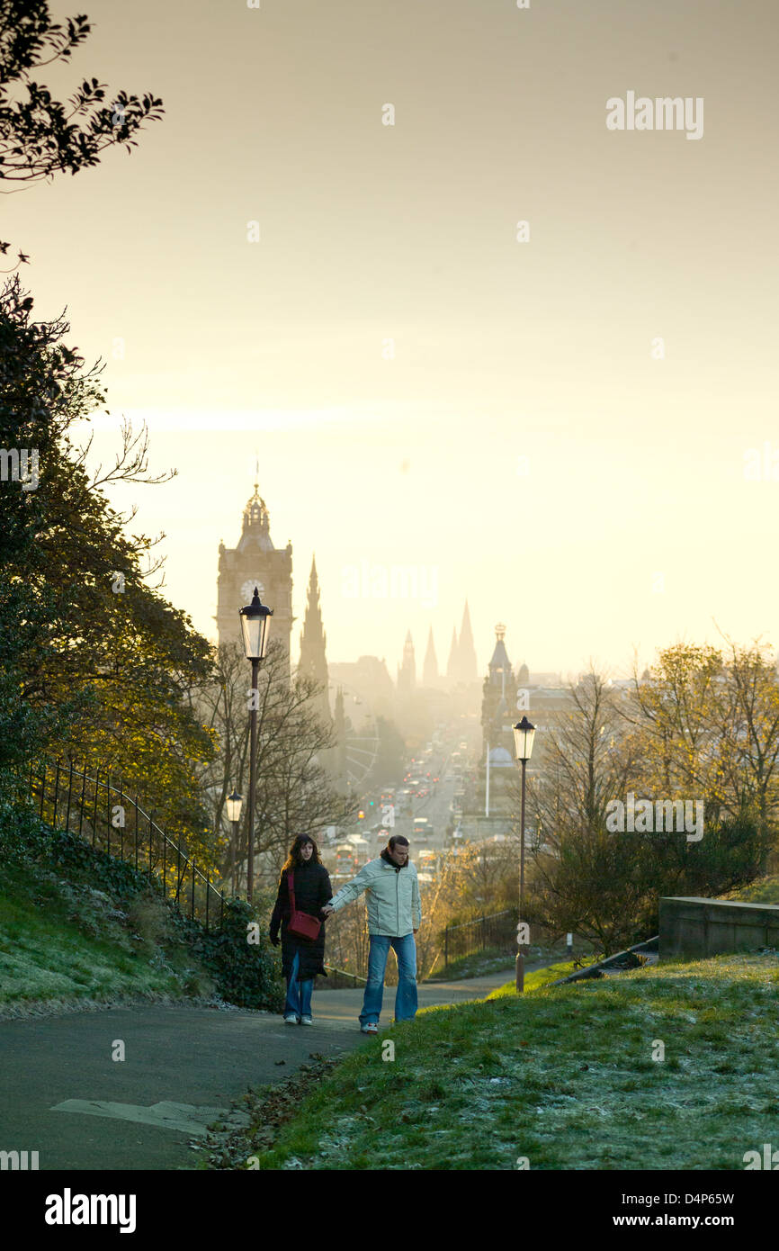 Vista di balmoral hotel e Princes street con coppia di turisti Foto Stock