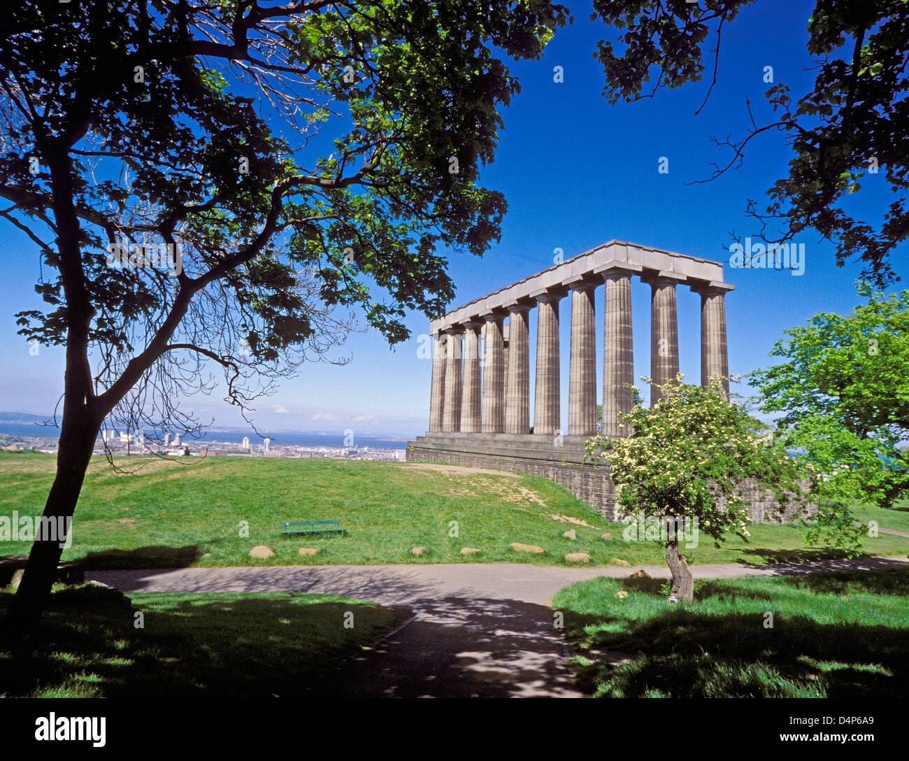 Monumento nazionale su Calton Hill in spingtime Foto Stock
