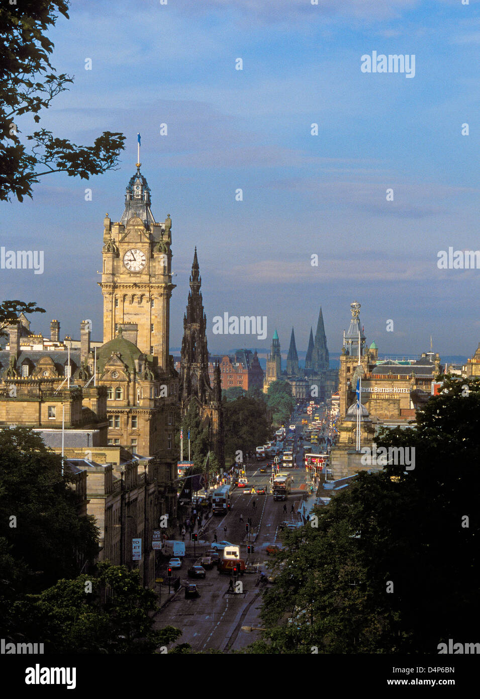 Balmoral Hotel e Princes street da Calton Hill Foto Stock