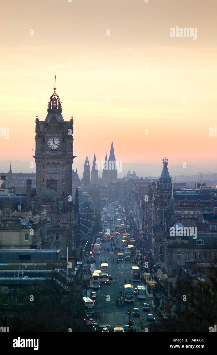 Tramonto verso Princes street con balmoral hotel da Calton Hill Foto Stock