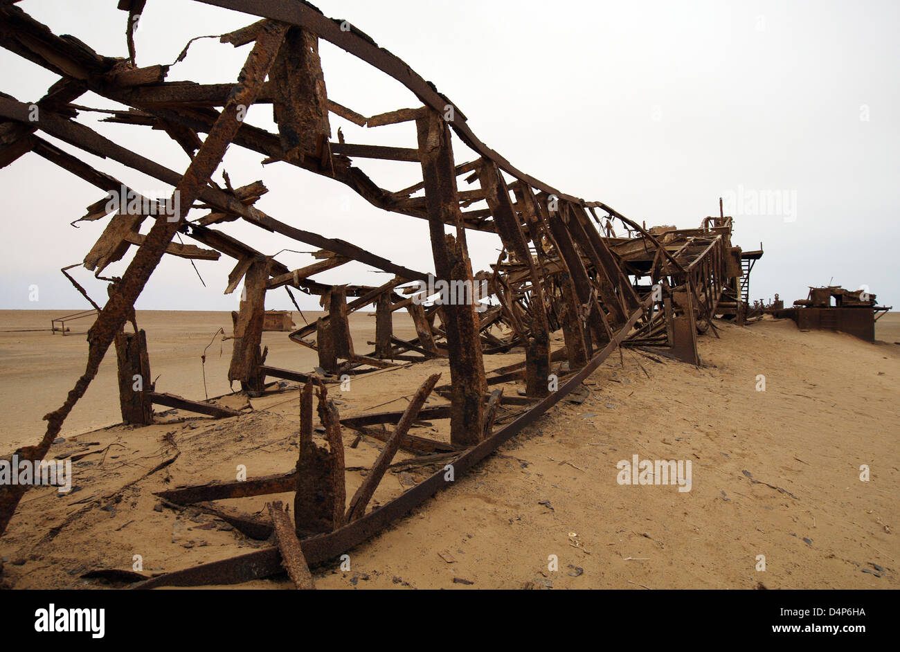 Abbandonato l'olio impianto di perforazione in Skeleton Coast, Namibia Foto Stock