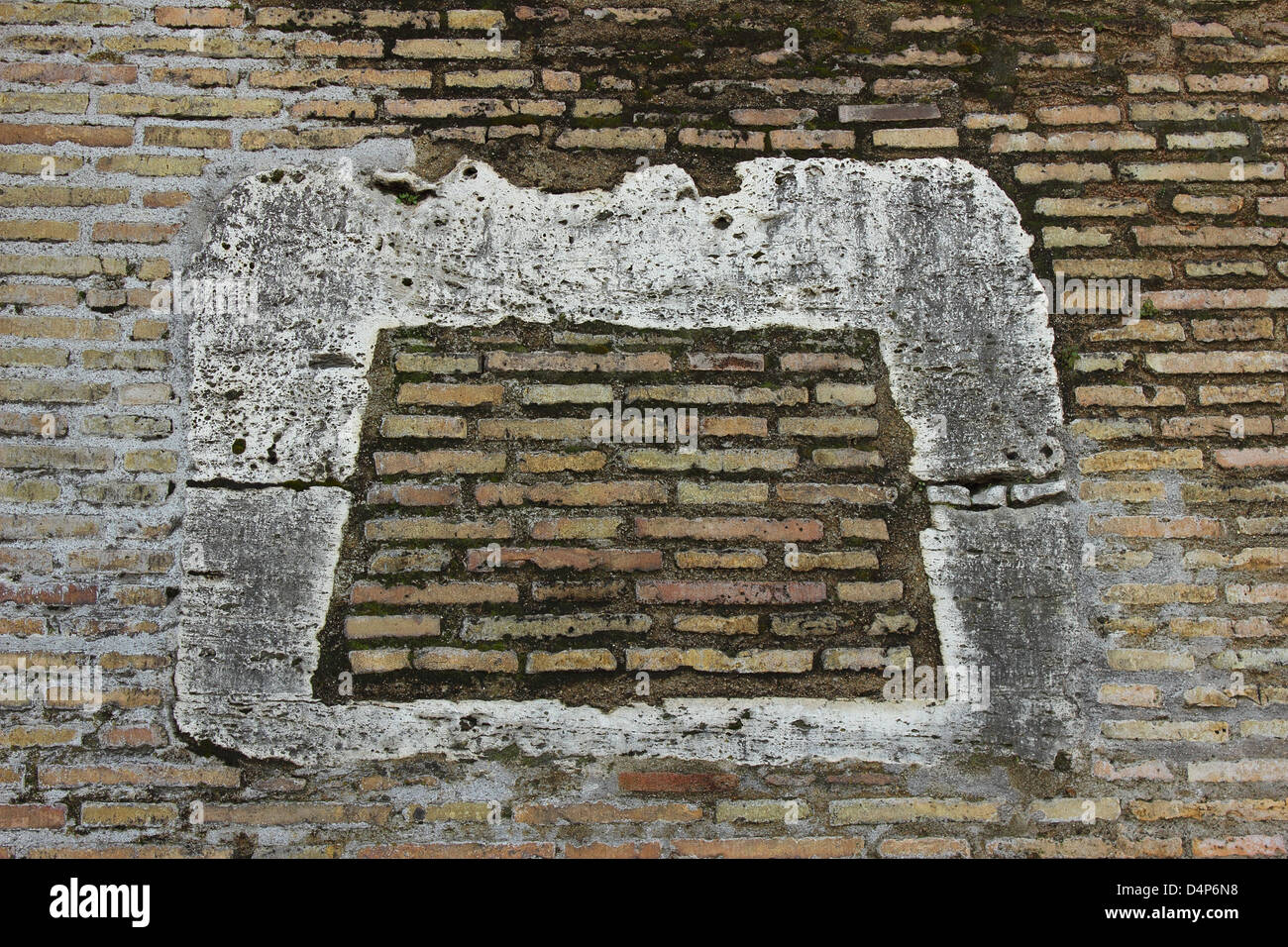 Antica cornice marmorea su un muro in mattoni del Vaticano Foto Stock