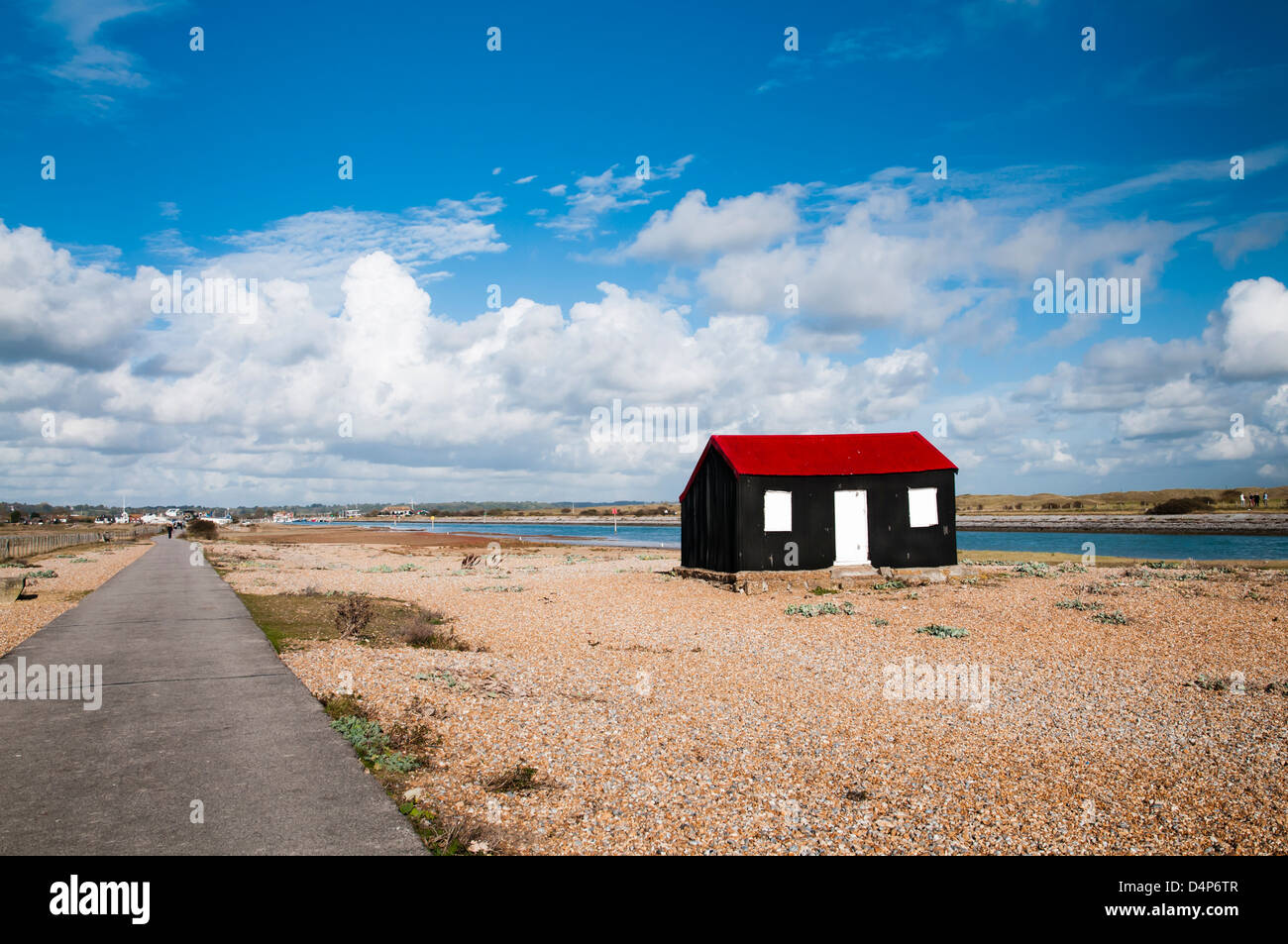 Vista di una capanna sulla Saltmarsh, Romney, East Sussex Foto Stock