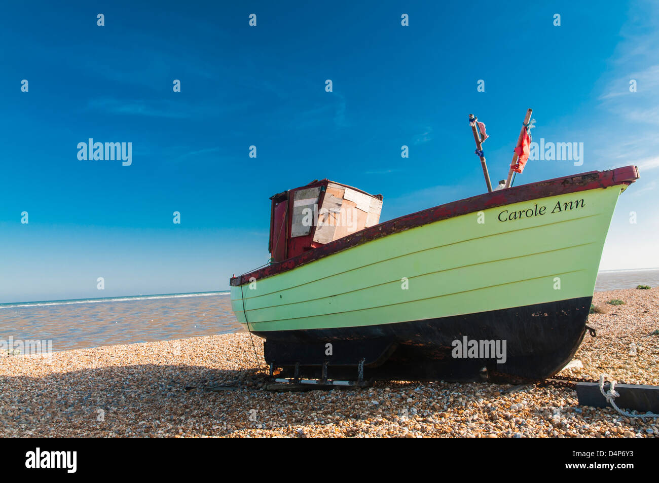 Barca abbandonata sulla spiaggia di Dungeness, East Sussex Foto Stock