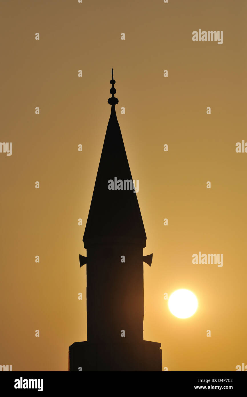 Silhouette di un minareto di sunrise, Skopje, Macedonia Foto Stock