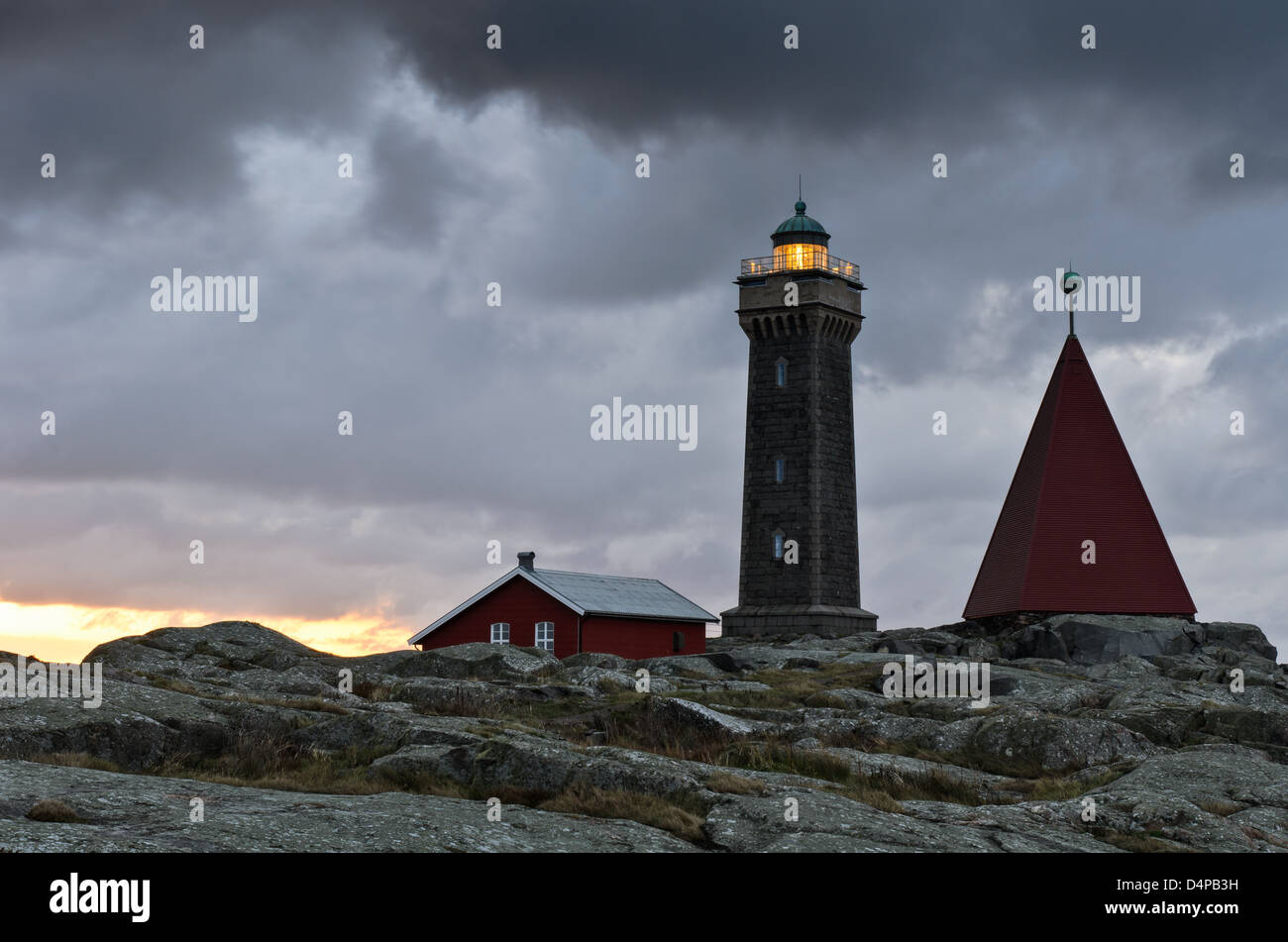 Faro ed edifici in legno Vinga, Göteborg, Svezia, Europa Foto Stock