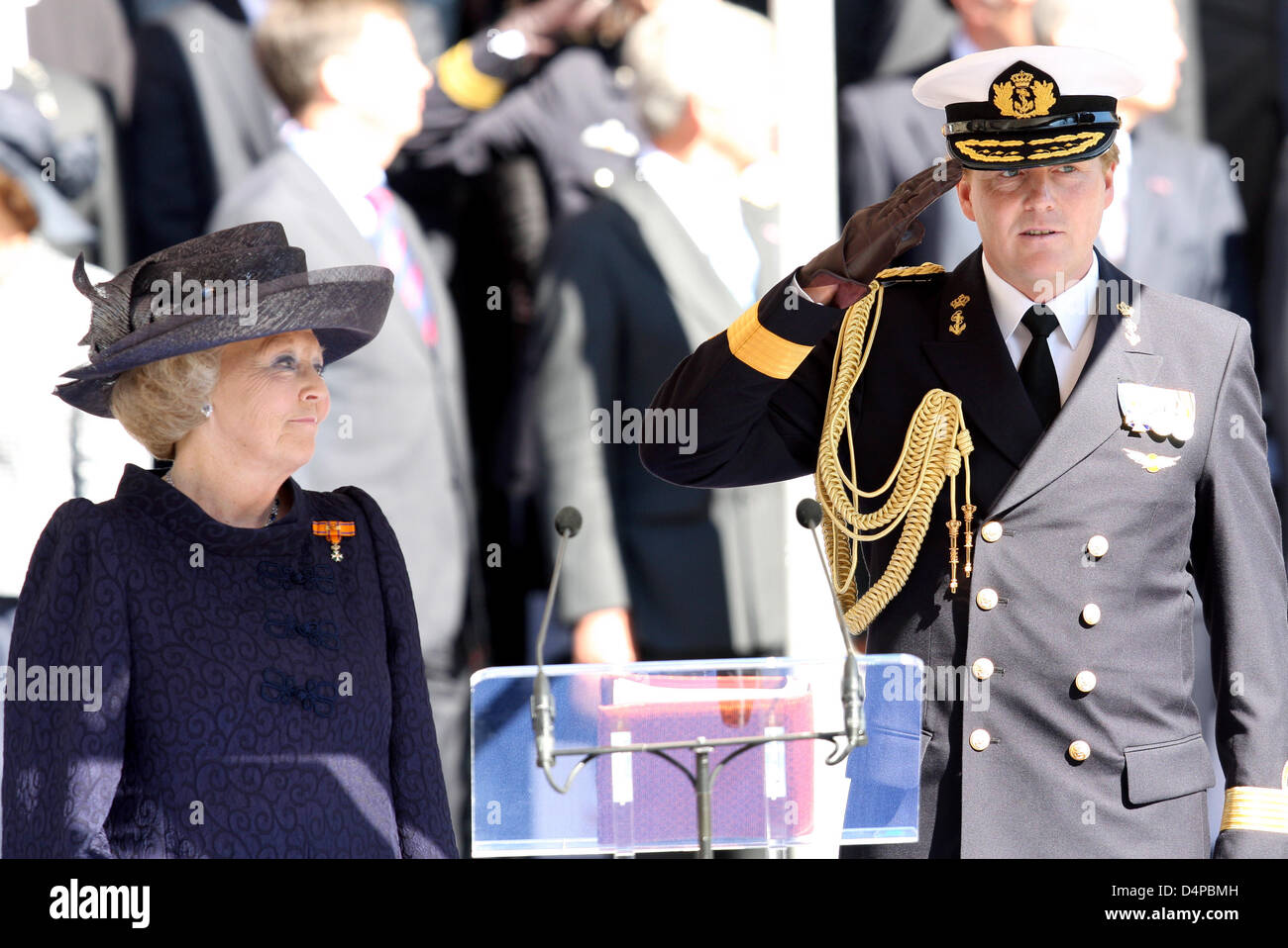 Principe Willem-Alexander dei Paesi Bassi e dalla Regina Beatrice dei Paesi bassi nella foto durante la cerimonia di premiazione per il ?Willems-Orde? (William Militare Ordine) all'Aia, Paesi Bassi, 29 maggio 2009. Il comandante Marco Kroon ha ricevuto il premio militare di onore Willems-Orde ?? Per il suo coraggio, la politica e la fedeltà dei clienti. Il ?Willems-Orde? È una delle più prestigiose medaglie per Foto Stock