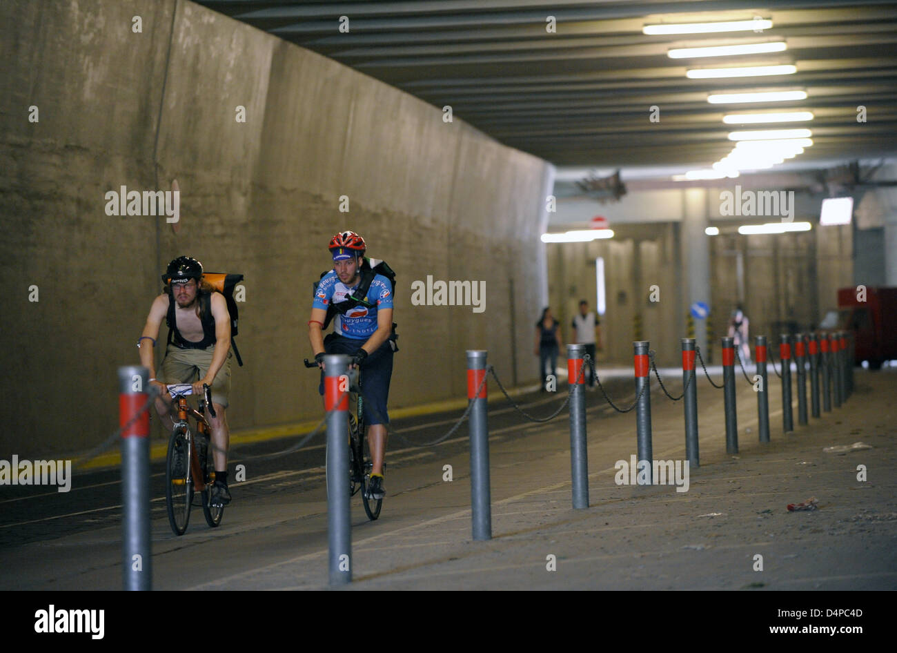 I partecipanti nel XIV europea Bike campionati corriere dirve attraverso un tunnel su composti di dismesse dall'aeroporto Tempelhof di Berlino, Germania, 01 giugno 2009. Alltogether 800 corrieri bici da 80 città europee che hanno preso parte all'evento. Foto: SOEREN STACHE Foto Stock