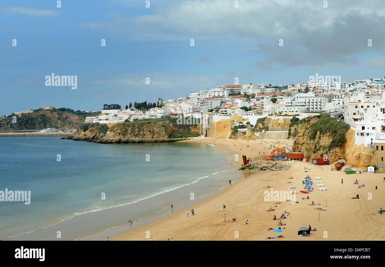 Gli alberghi sono illustrati nella baia di Albufeira nella regione di Algarve in Portogallo, 30 aprile 2009. Foto: Peter Steffen Foto Stock