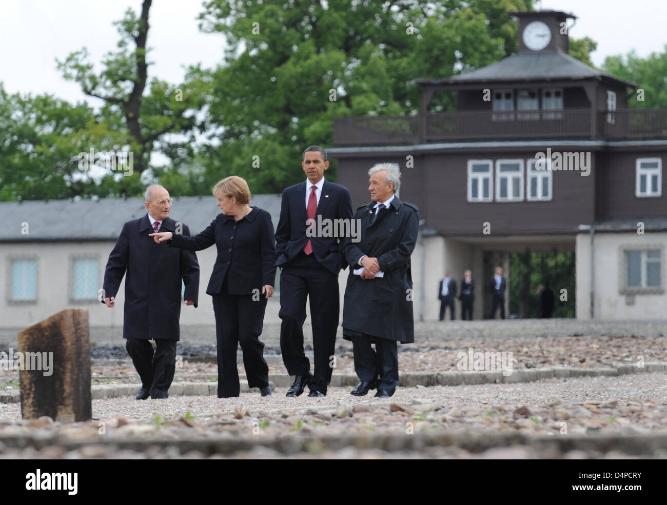 Il Presidente Usa Barack Obama, il Cancelliere tedesco Angela Merkel e il ex prigionieri Elie Wiesel (R) e Bertrand Herz visitare l'ex campo di concentramento Buchenwald nei pressi di Weimar, Germania, 05 giugno 2009. Obama è su una due giorni di visita di Stato in Germania. Foto: Peer Grimm Foto Stock