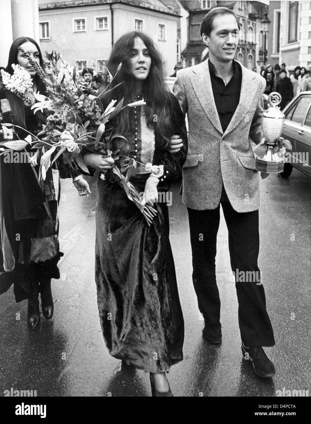 (Dpa) file di un file immagine datata 04 febbraio 1977 ci vede l'attore David Carradine (R) e sua moglie Linda Gilbert (L) dopo il loro matrimonio a Monaco di Baviera, Germania. Carradine, nato come John Arthur Carradine il 08 dicembre 1936 a Hollywood, è stata largamente famoso per il protagonista di serie televisiva ?Kung Fu?, ?nord e sud? O il film "Kill Bill?. Morì il 03 giugno 2009 a Bangkok, in Thailandia in y Foto Stock