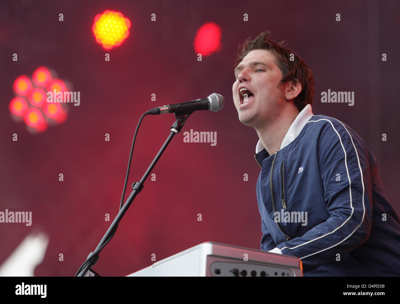 Roy Stride, cantante della band britannica ?Scouting per ragazze?, esegue durante la Germania?s il più grande festival di musica ?Rock am Ring? Sul tracciato del Nurburgring, Germania, 05 giugno 2009. Il 80.000 tifosi sono deciso a brave le basse temperature e per celebrare la musica di 90 tedesco e bande internazionali fino a Domenica, 07 giugno 2009. Foto: Thomas Frey Foto Stock