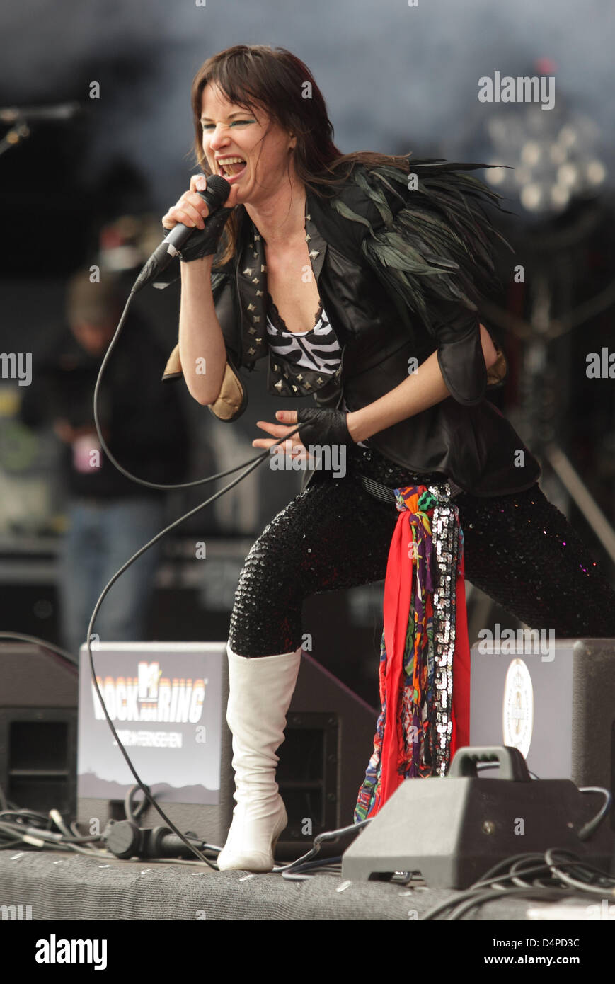 Noi attrice e cantante Juliette Lewis esegue durante la Germania?s il più grande festival di musica ?Rock am Ring? Sul tracciato del Nurburgring, Germania, 06 giugno 2009. Il 80.000 biglietti del festival sono venduti fuori. Foto: Thomas Frey Foto Stock