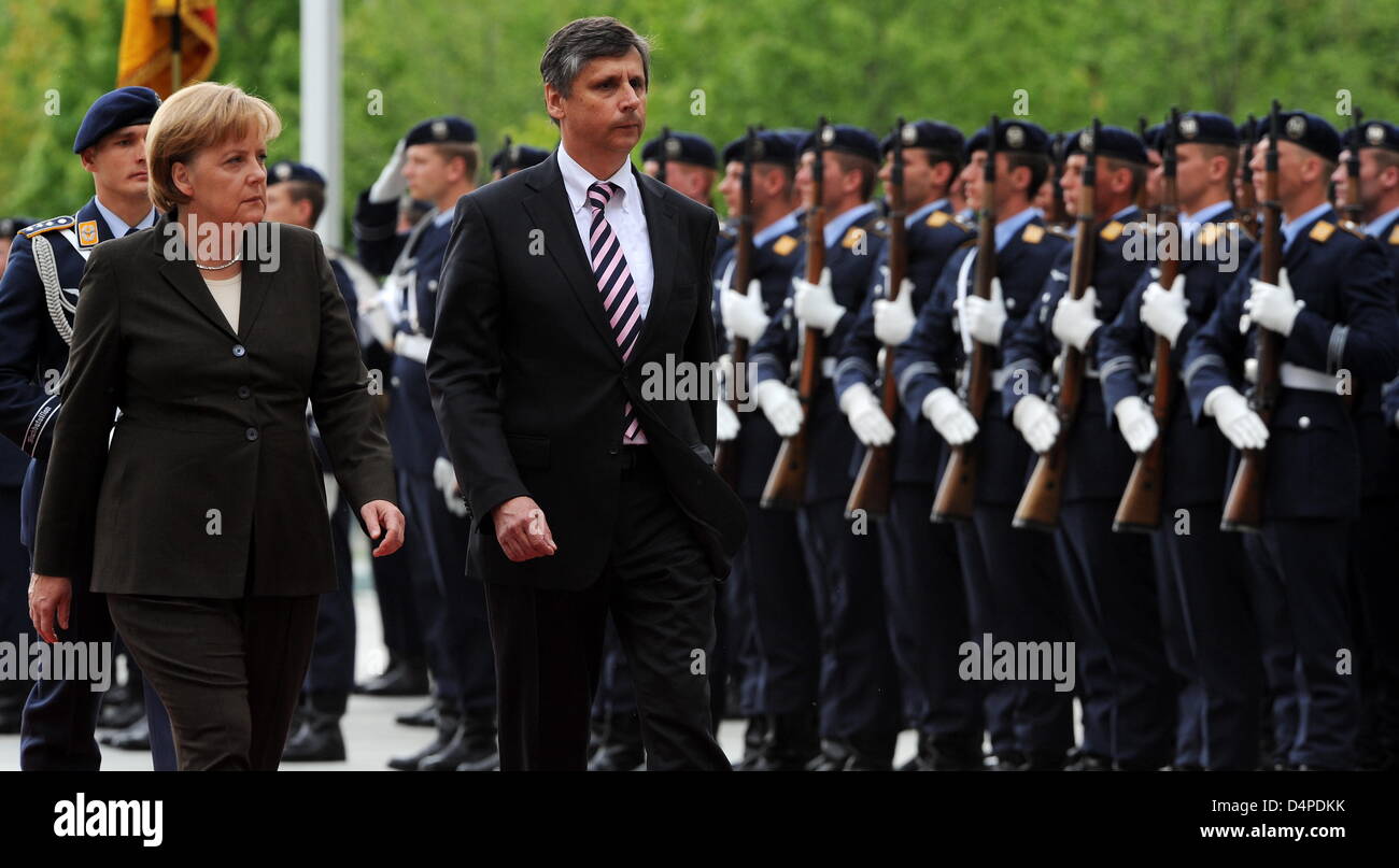 Il cancelliere tedesco Angela Merkel (L) si compiace Primo Ministro ceco Jan Fischer (R) con gli onori militari alla cancelleria a Berlino, Germania, 09 giugno 2009. La riunione dei due capi di governo si concentra sui preparativi per il prossimo vertice UE, Repubblica Ceca detiene attualmente la presidenza del Consiglio dell'Unione europea. Foto: TIM BRAKEMEIER Foto Stock