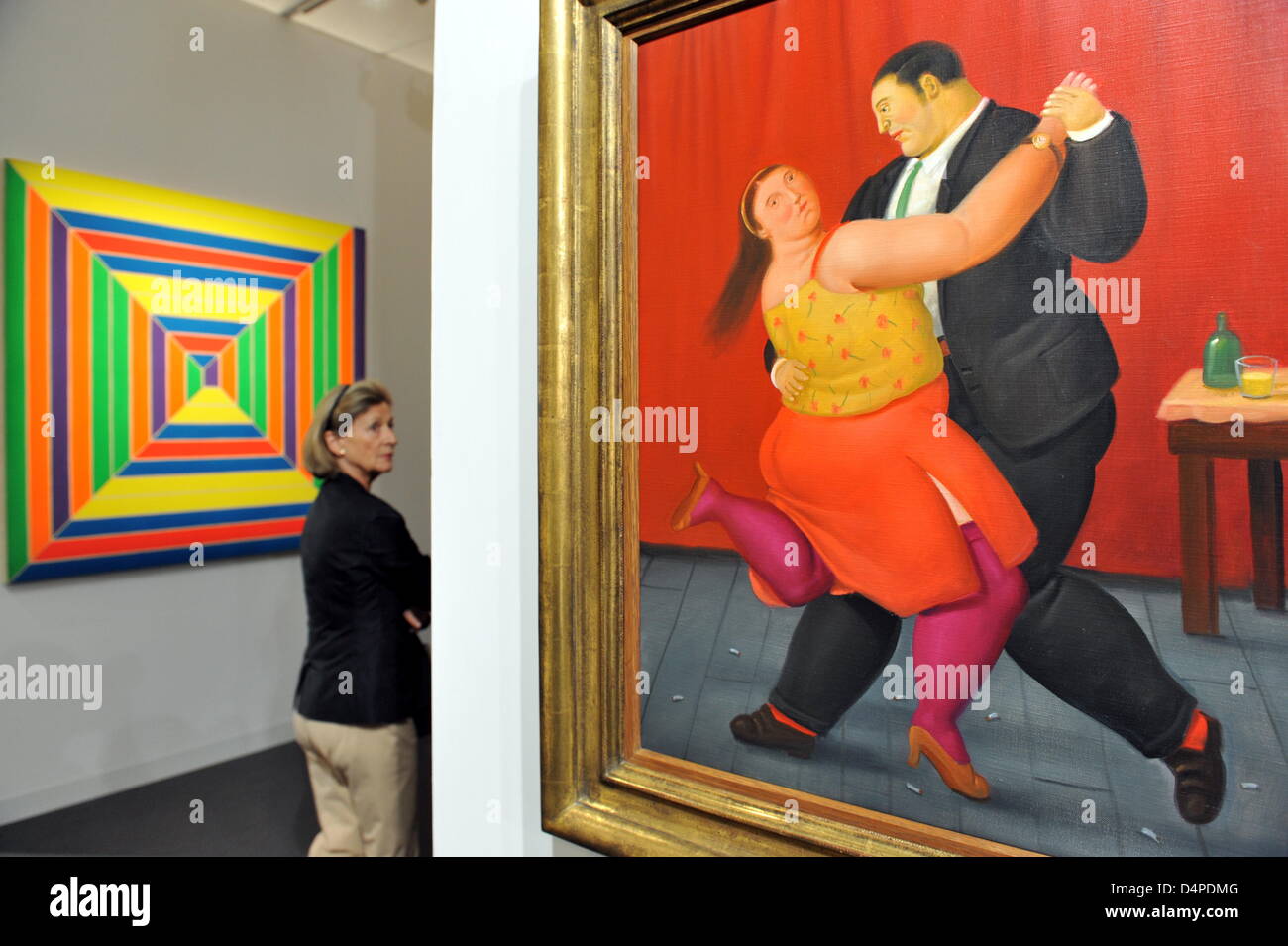 Una donna passa la pittura ?ballerini di tango? Da Fernando Botero al  quarantesimo Art Basel Art Fair a Basilea in Svizzera, 09 giugno 2009. La  quarantesima Art Basel, una delle più importanti